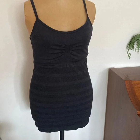 Lululemon Power Y tank black sz 6 great pre owned condition - Picture 1 of 3